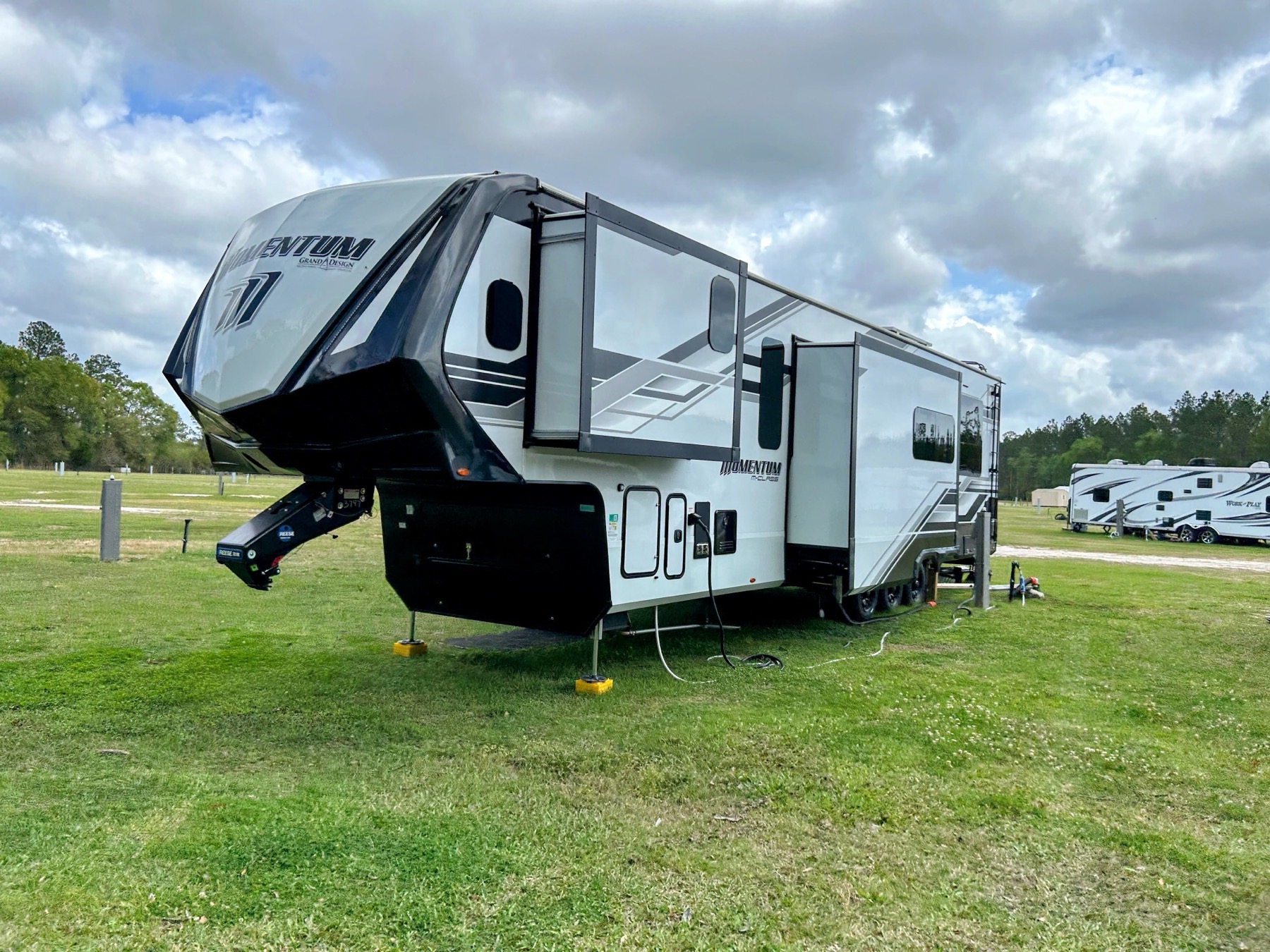 Campers parked at Waldo RV Park